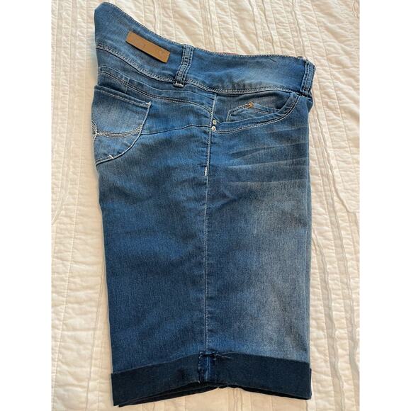 YMI WannaBettaButt? Jean shorts 9 Jr size. Lo-rise - Picture 7 of 10